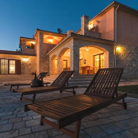 Nice Home In Vodnjan With Jacuzzi *