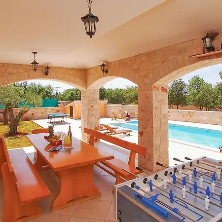 Nice Home In Vodnjan With Jacuzzi Holiday home *