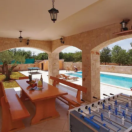 Vikendica Stunning Home In Vodnjan