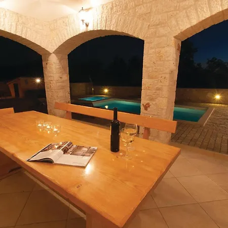 Vikendica Stunning Home In Vodnjan *